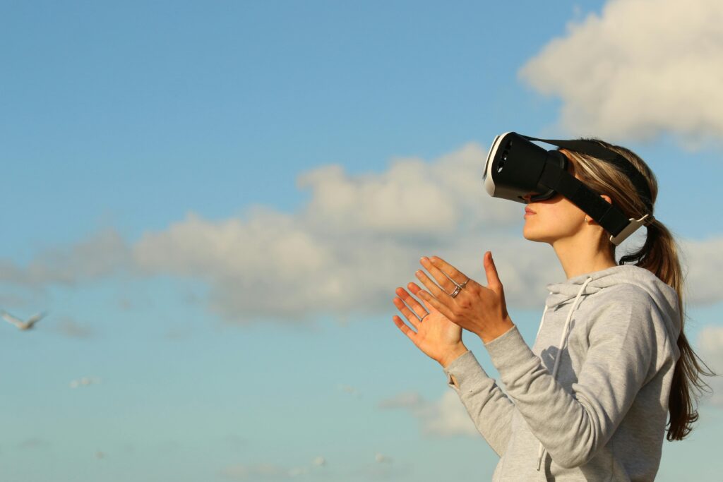 How Virtual Reality is Transforming the Online Experience